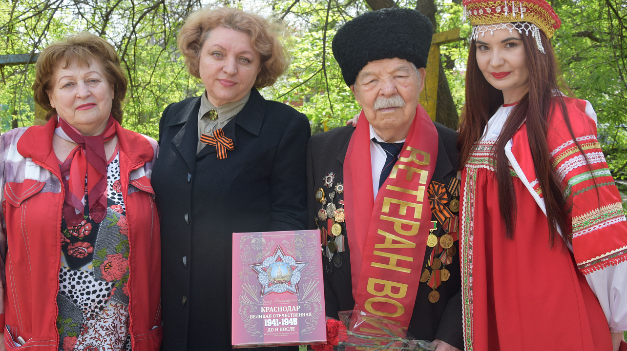 Представители национально-культурных объединений поздравили ветеранов с Днём Победы (2).JPG