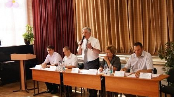 Жители "Нефтезаводского"избирательного  округа встретились с главой города.