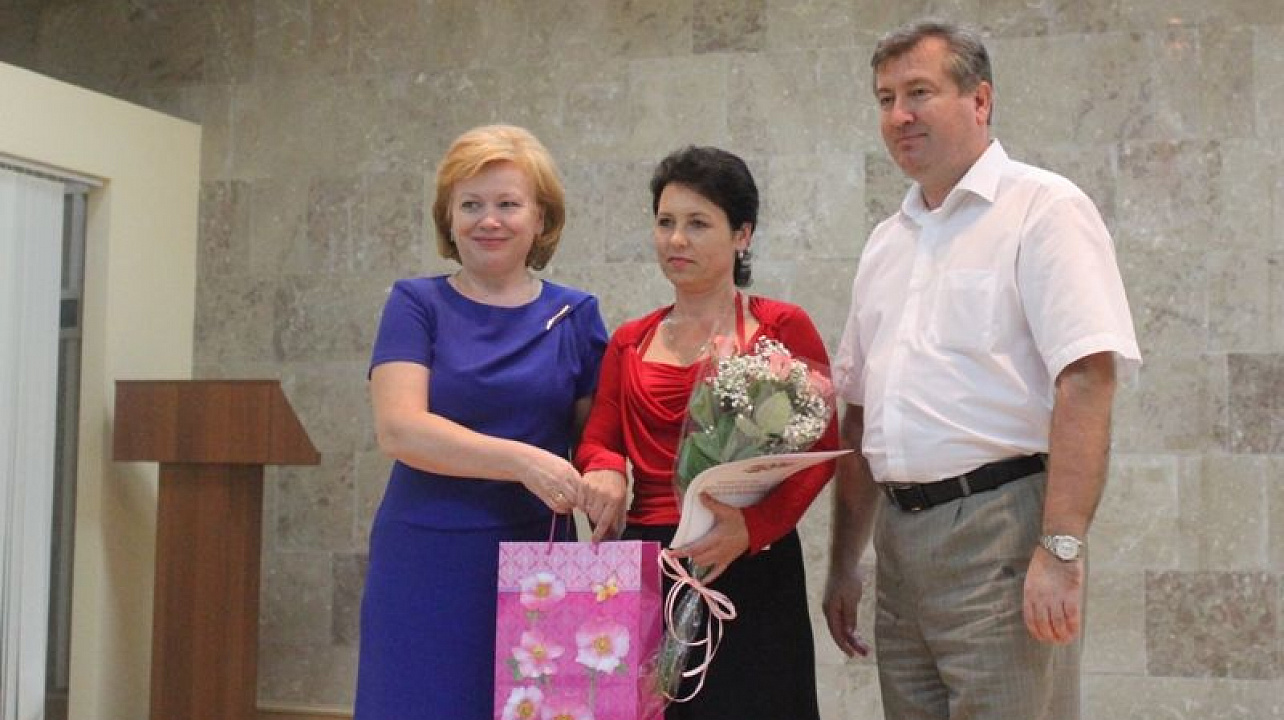 В Центральном округе поздравили педагогов с Днем учителя