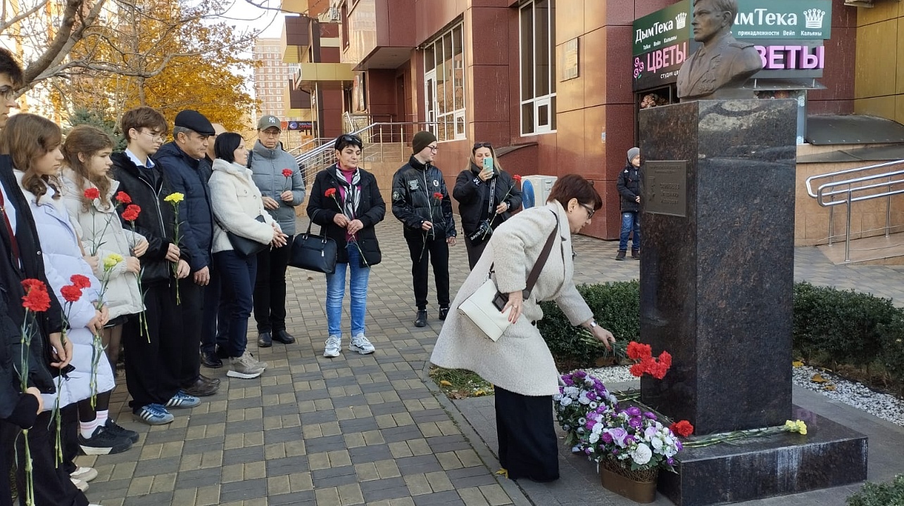 В День Героев Отечества в Прикубанском округе по традиции прошли возложения цветов у памятников воинам Великой Отечественной войны 