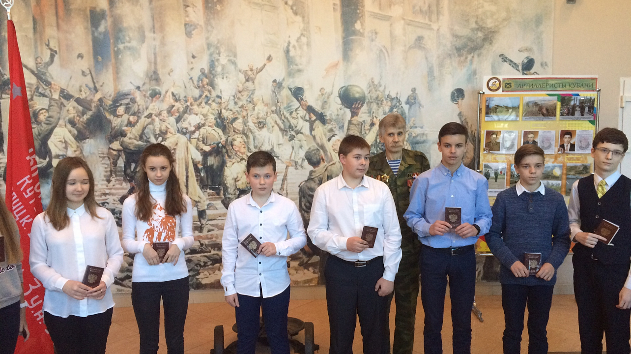 14-летним гражданам Западного округа торжественно вручили паспорта