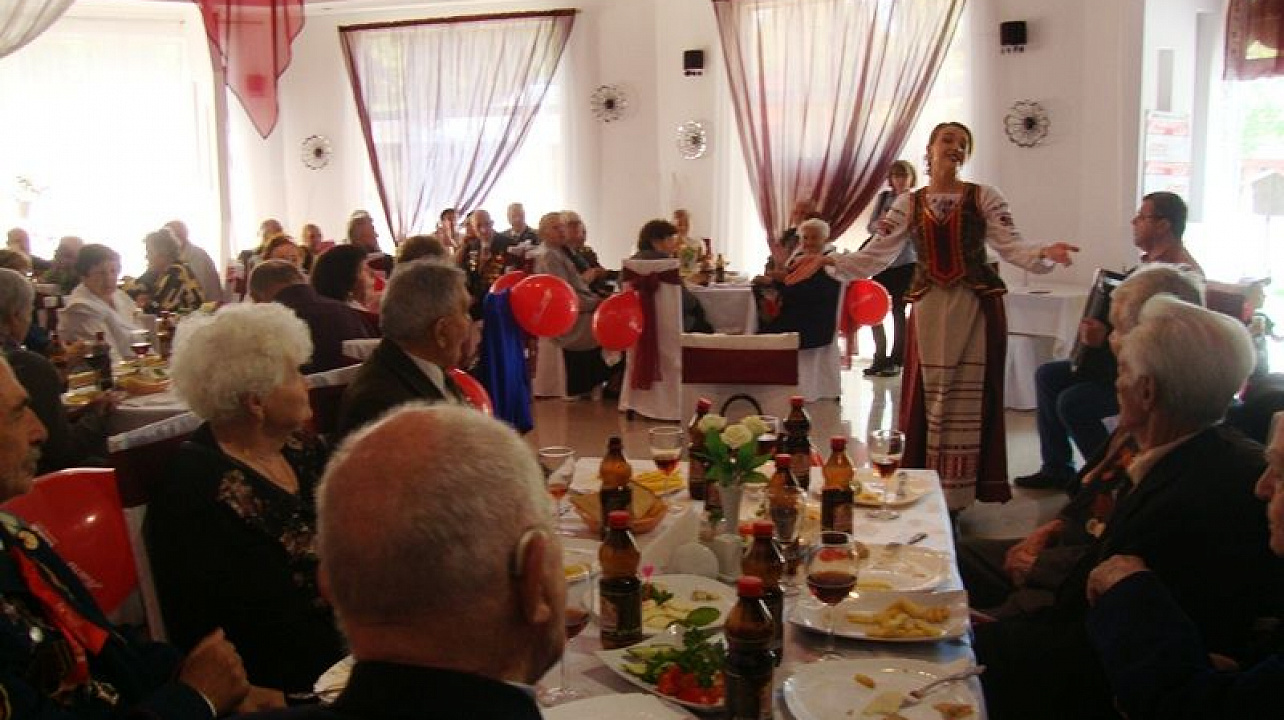 Для ветеранов Великой Отечественной войны Центрального округа праздничное чаепитие устроила редакция газеты «АиФ-Юг»