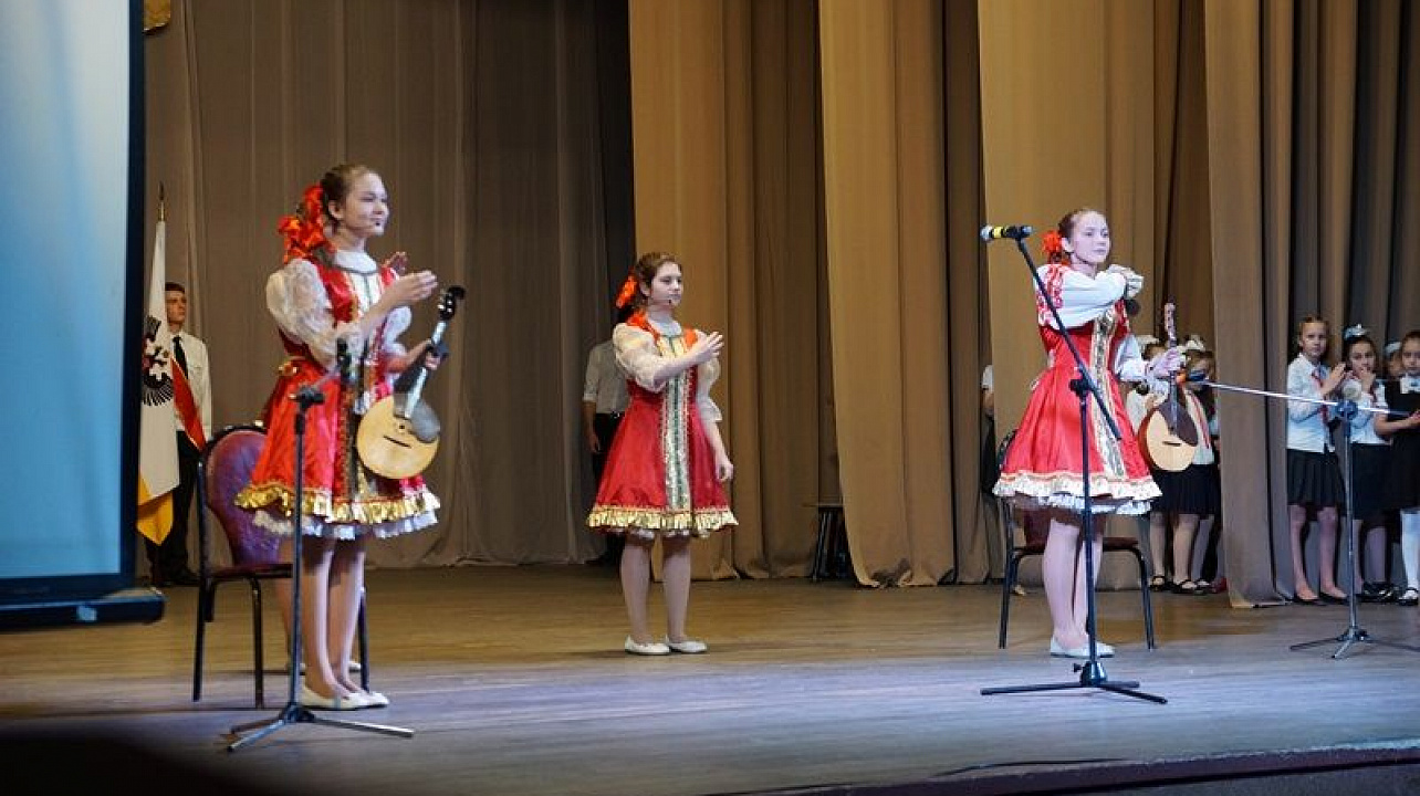 В Центральном округе прошел праздник «За честь школы. Трудно поверить!»