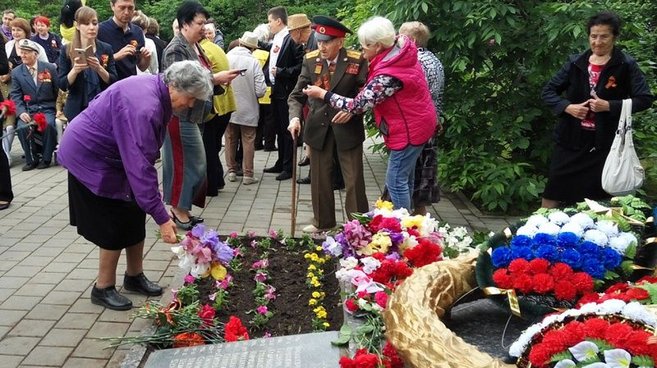 Сегодня ко всем мемориалам и памятным доскам Центрального округа возложили цветы