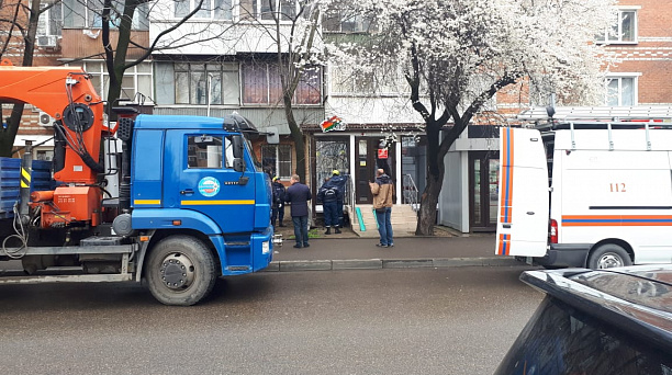 На улице Лузана начат демонтаж незаконной торговой конструкции