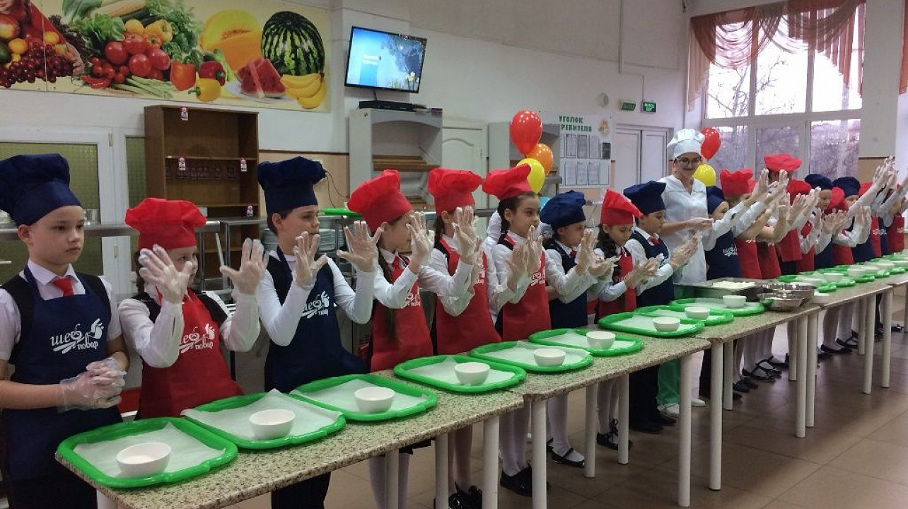 В канун Международного женского дня в школе № 5 прошел праздничный  обед