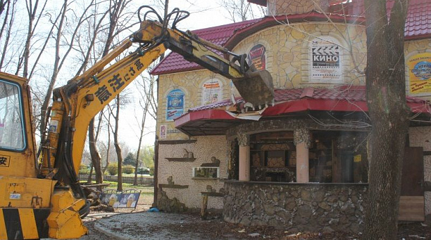 В парке им. 30-летия Победы Краснодара начался снос незаконного кафе