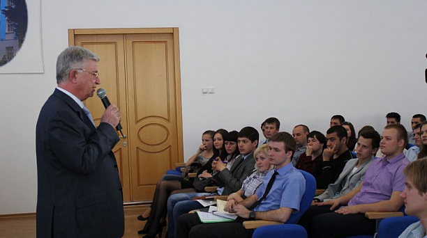 Владимир Евланов встретился с кандидатами в Молодежный парламент