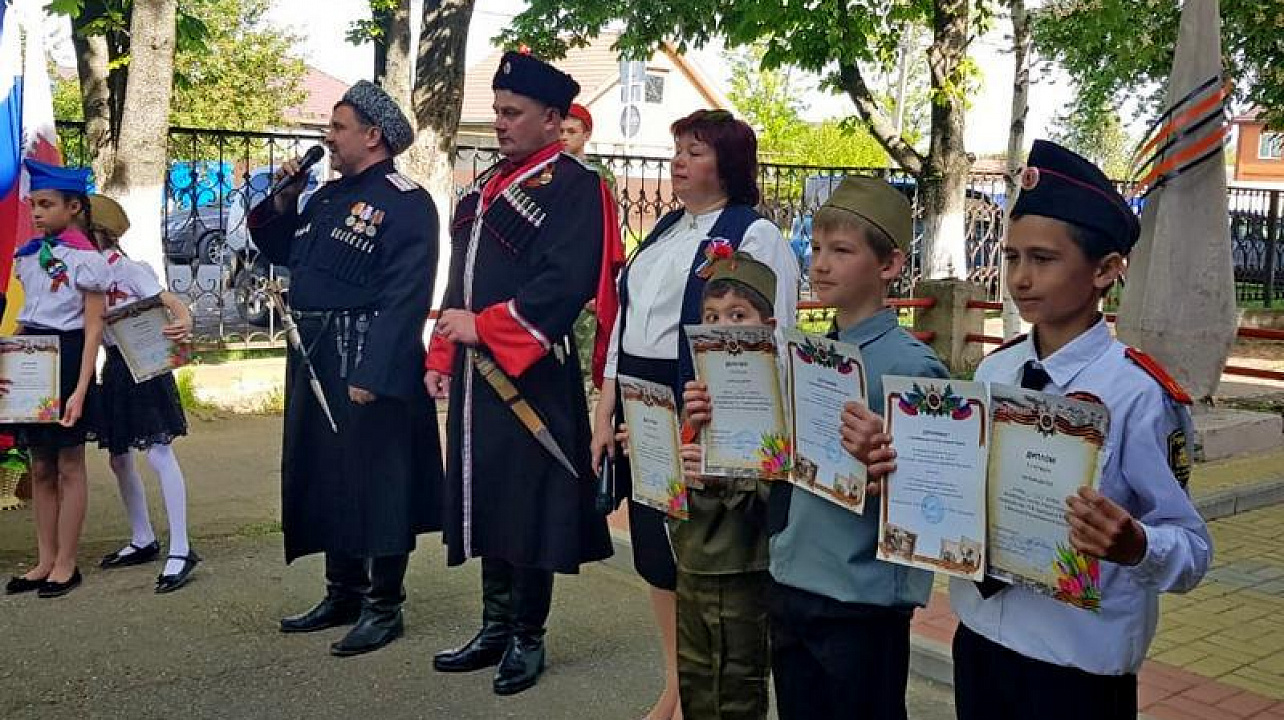 Бравые казачата в строю, да с песней!