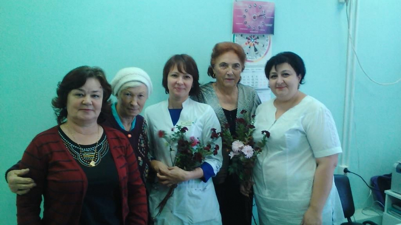 Жительниц поселка Индустриального поздравили с Днем матери