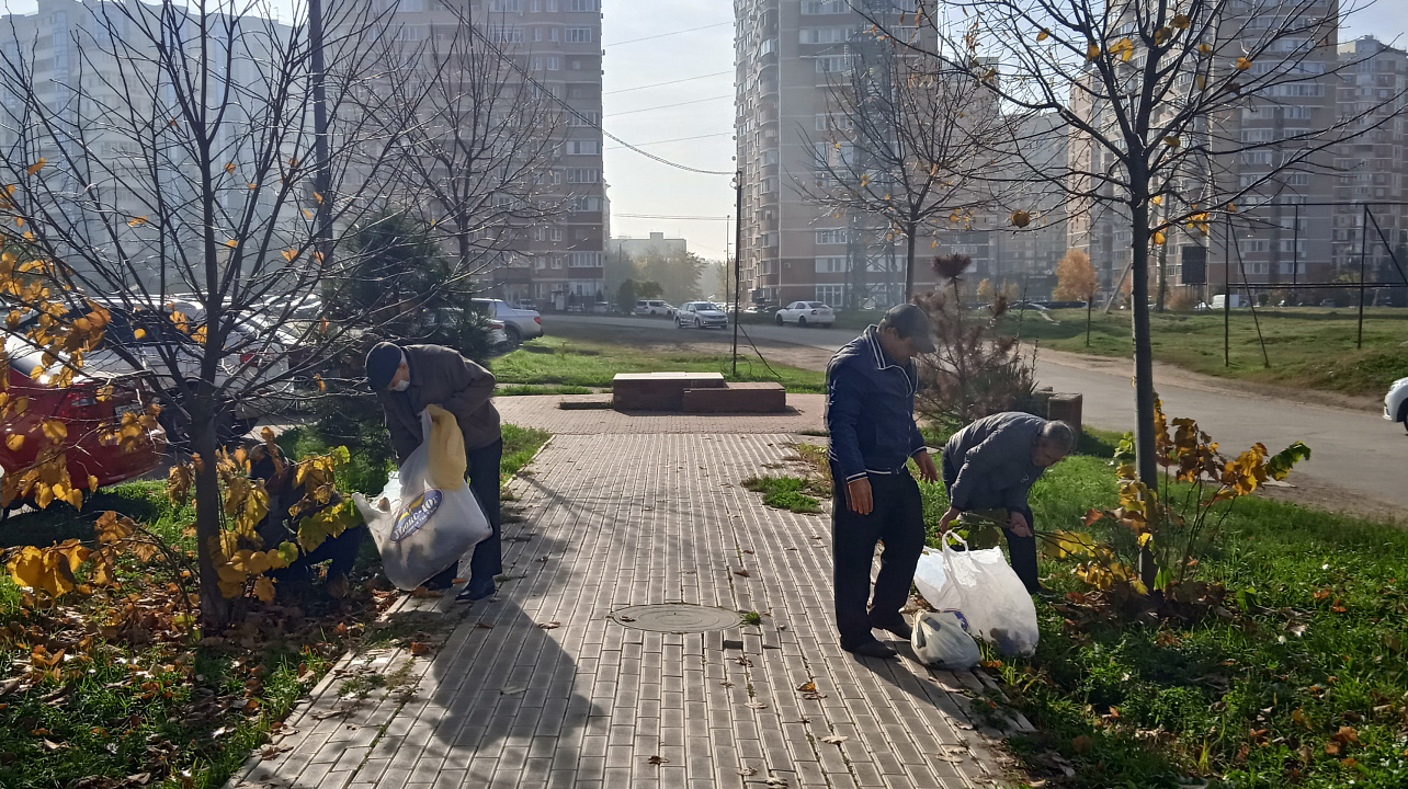 Чернобыльцы провели субботник на бульваре Памяти чернобыльцев
