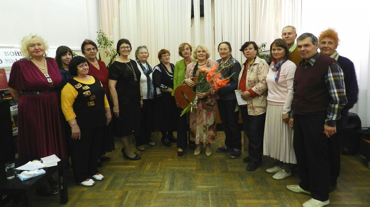 В библиотеке Западного округа состоялась творческая встреча «…Я обниму за талию гитару»