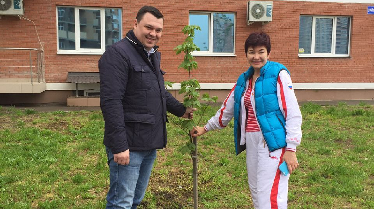 Депутаты городской Думы приняли участие в субботнике на бульваре Памяти чернобыльцев