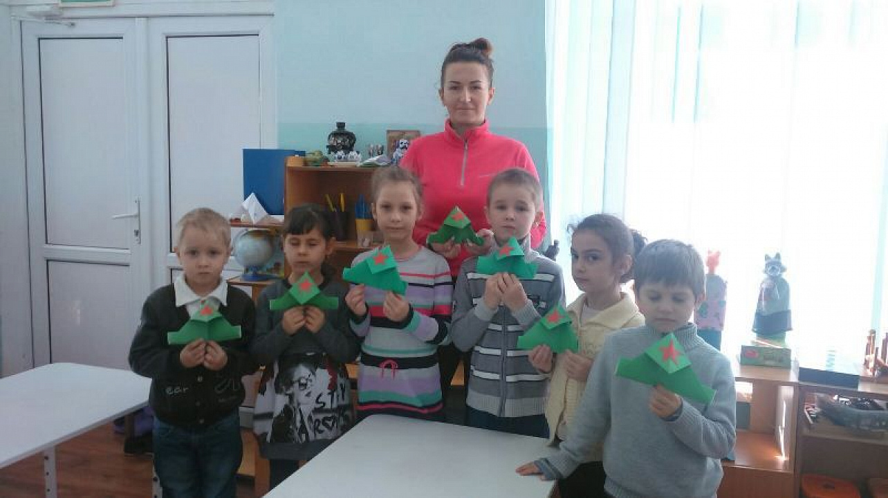 Мастер-класс по изготовлению "буденовки" прошел для ребят из детского сада № 30 Западного округа