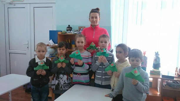 Мастер-класс по изготовлению "буденовки" прошел для ребят из детского сада № 30 Западного округа