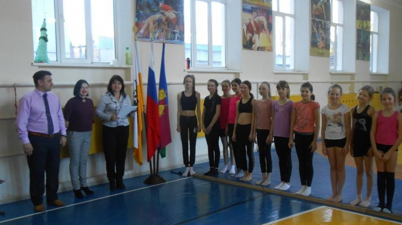 В городской детско-юношеской спортивной школе прошла торжественная линейка, посвященная открытию месячника оборонно-массовой, военно-патриотической и спортивной работы.