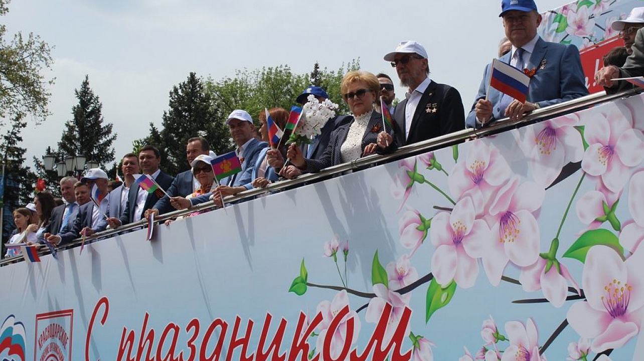 Западный округ вышел на Первомайскую демонстрацию