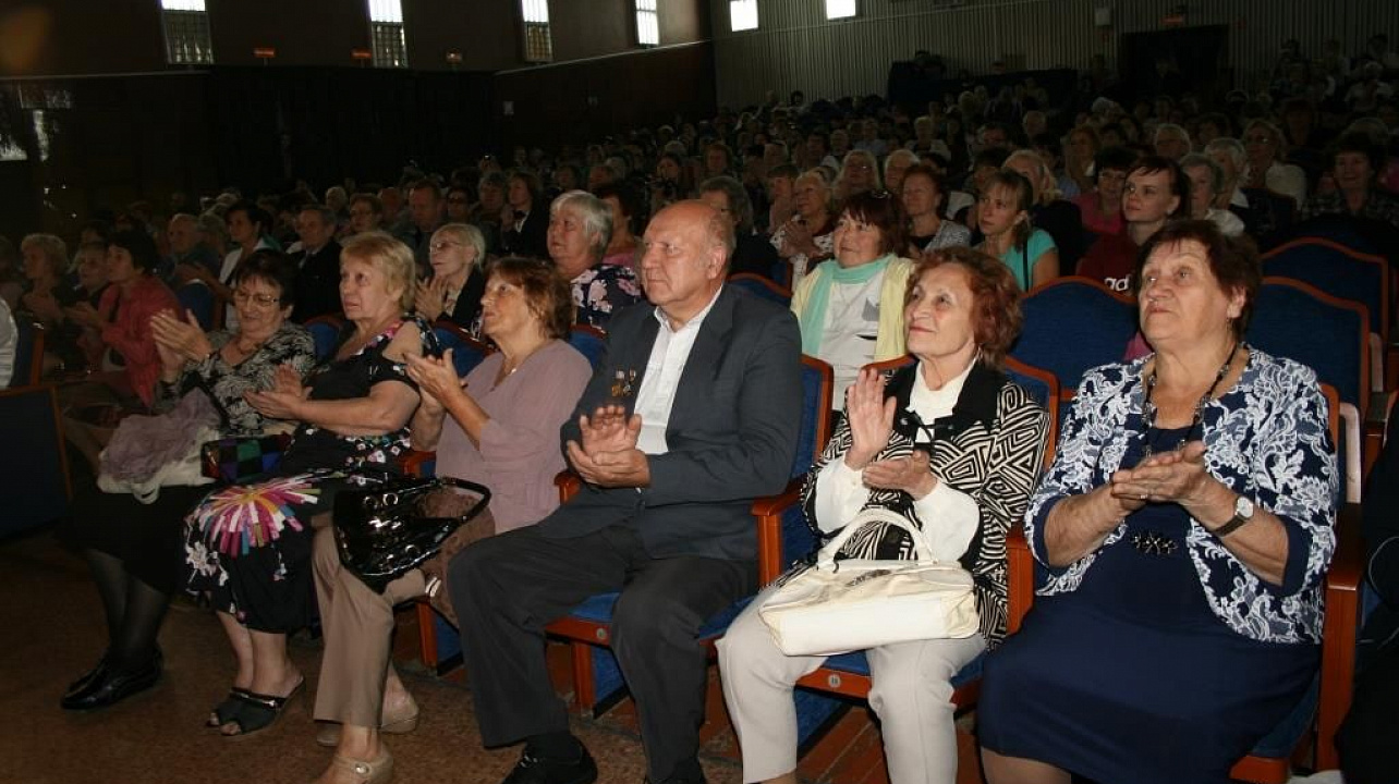 Людей старшего поколения поздравили в Прикубанском округе