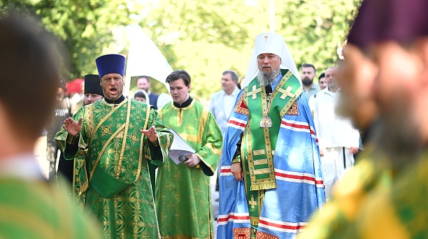 Евгений Наумов принял участие в молебне ко Дню семьи, любви и верности