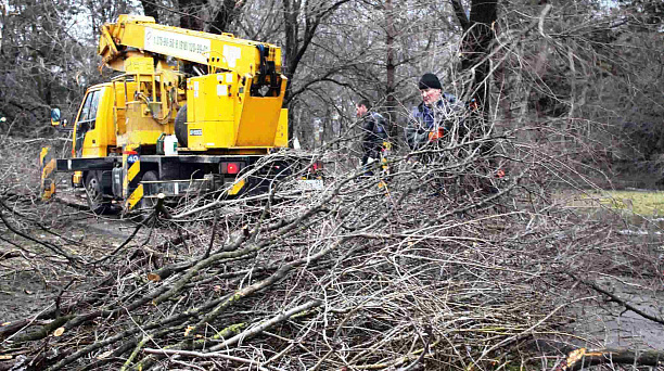 Коммунальщики Прикубанского округа наводят порядок по улице Лукьяненко