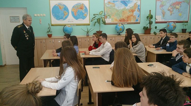 В гимназии № 36 проходят классные часы с военнослужащими морского флота