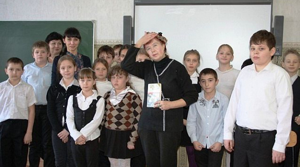 Учащимся школы №45 подарили сборник стихов, написанных ветеранами Прикубанского округа