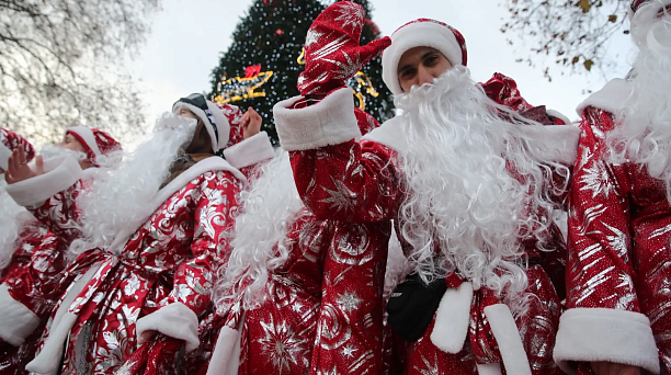 Более 60 Дедов Морозов и Снегурочек поздравили краснодарцев с наступающим Новым годом