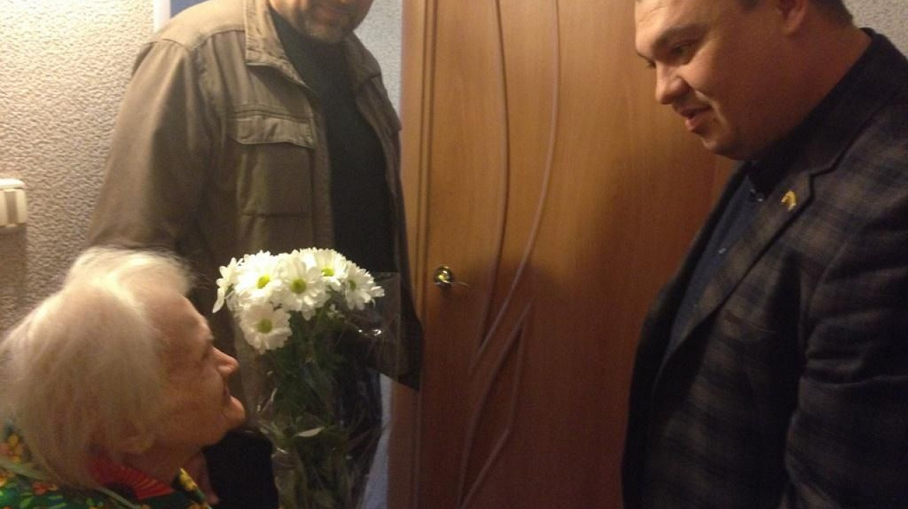 Депутат гордумы Дмитрий Оберемченко поблагодарил инвалидов Фестивального микрорайона за большую общественную работу