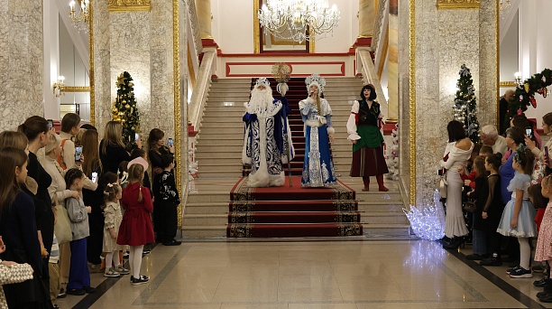 Новогодние чудеса продолжаются: администрация Центрального округа поздравила юных краснодарцев с наступающим Новым годом 