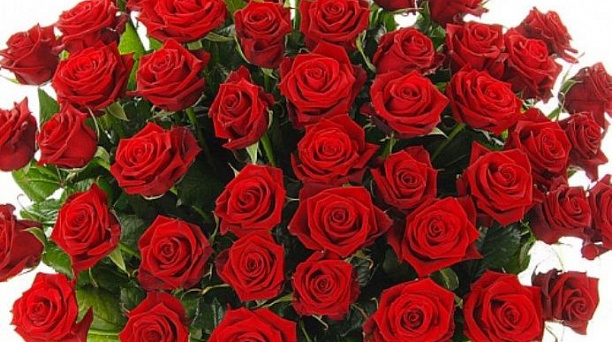 Глава Центрального округа Вячеслав Литвинов поздравляет женщин с Международным женским днем