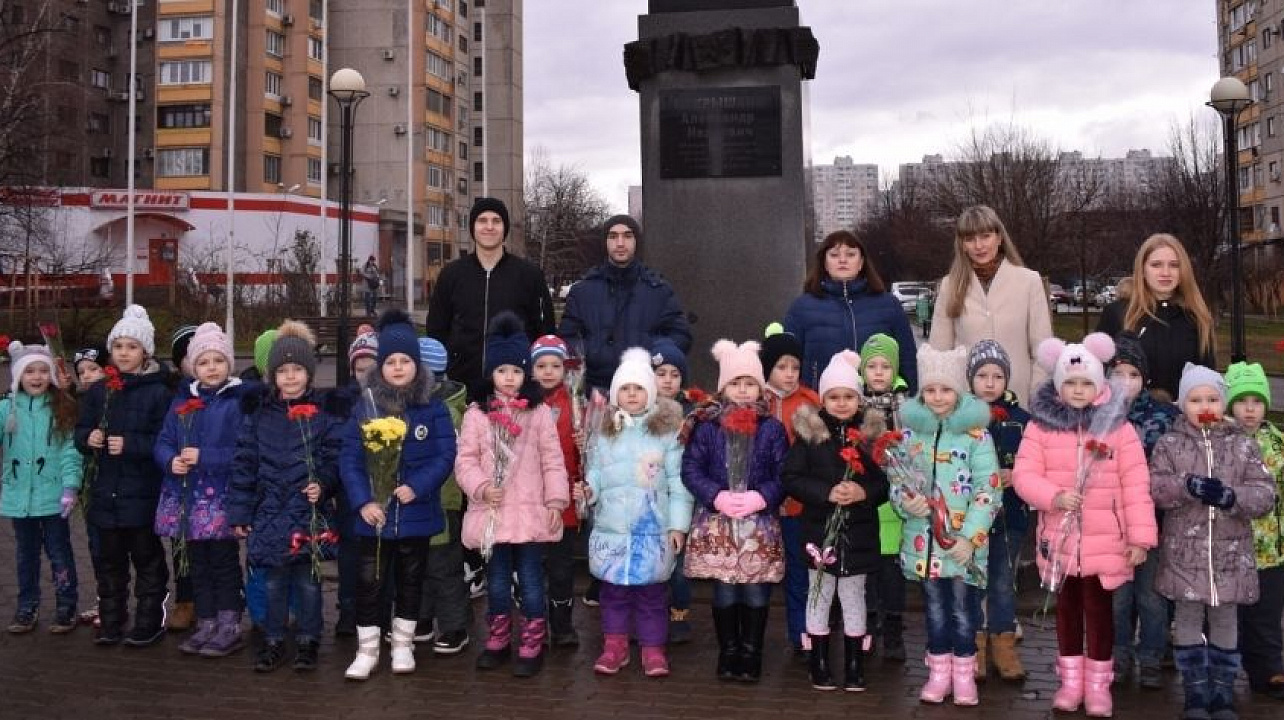 Возложение цветов к памятнику Александра Покрышкина