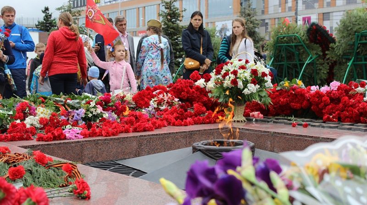 Жители Центрального округа приняли участие в церемонии возложения венков и цветов к Вечному огню