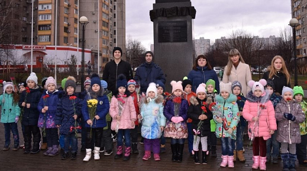 Возложение цветов к памятнику Александра Покрышкина