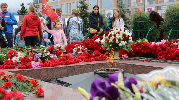 Жители Центрального округа приняли участие в церемонии возложения венков и цветов к Вечному огню