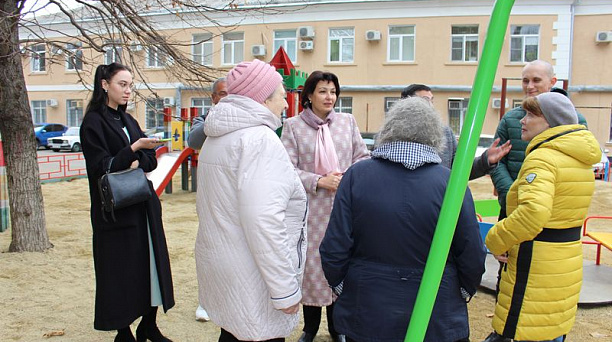 Глава администрации Центрального округа Елена Малова провела рабочую встречу на строящейся спортивной площадке