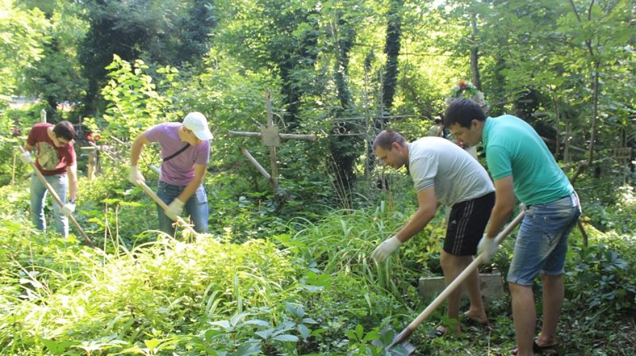Сотрудники администрации Центрального округа приняли участие в субботнике на Таманском кладбище