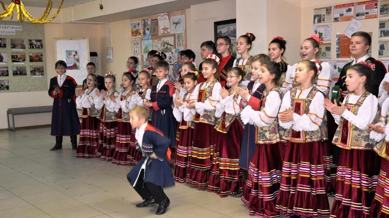 Депутат городской Думы Дмитрий Оберемченко поздравил жительниц Фестивального микрорайона с Международным женским днем