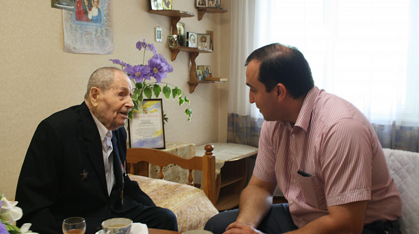 Сотрудники администрации округа навестили старейшего жителя Краснодара