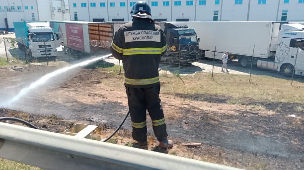 Краснодарская Служба спасения тушила пожары,  убирала упавшие деревья и патрулировала водоёмы