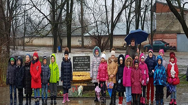 Учащиеся гимназии № 92 провели митинг на мемориальном комплексе «Жертвам фашизма»