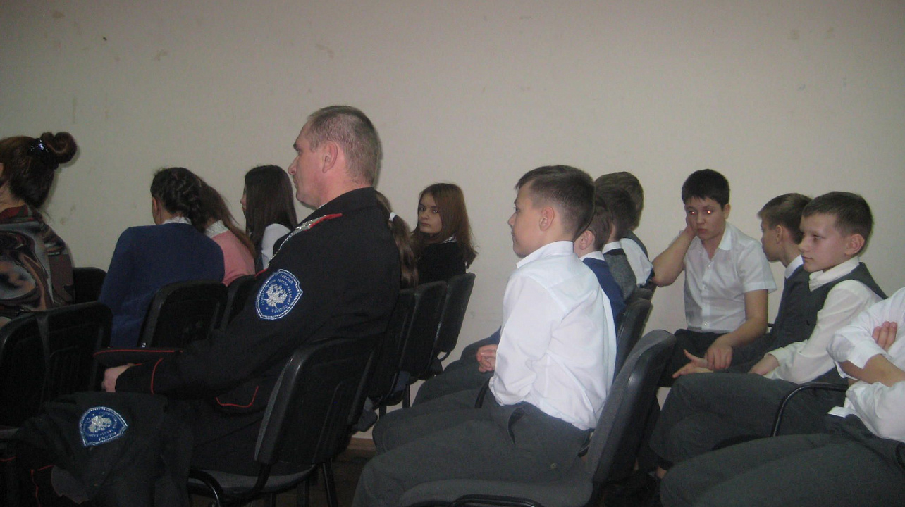 Учащиеся возложили цветы  к памятнику воинам – танкистам в Сквере поселка Колосистый