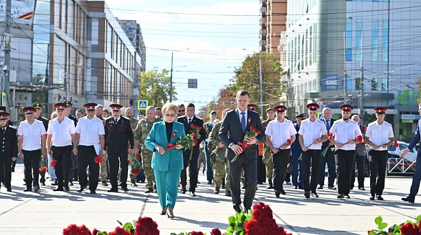 Глава Краснодара и председатель городской Думы возложили цветы к Вечному огню