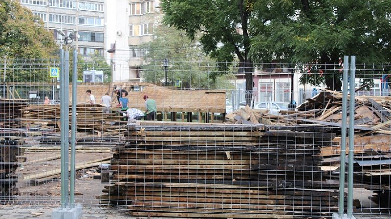 В Западном округе идёт работа по обновлению скейт-парка в «Сквере Дружбы»...jpg