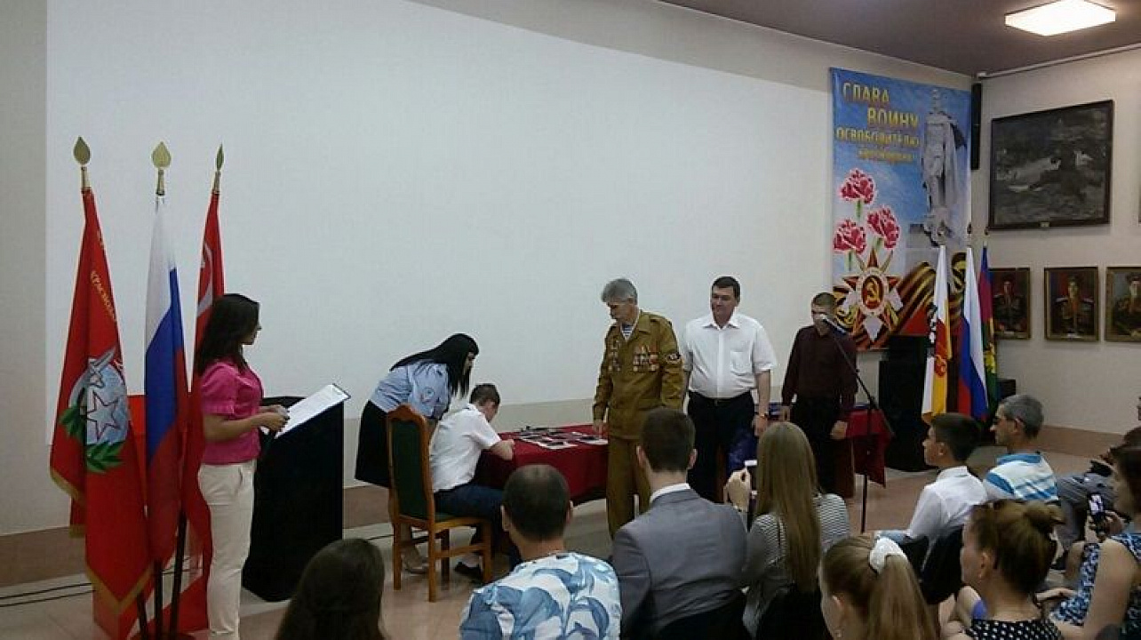 14-летним гражданам Западного округа торжественно вручили паспорта