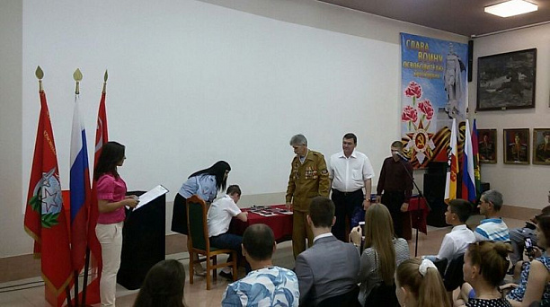 14-летним гражданам Западного округа торжественно вручили паспорта