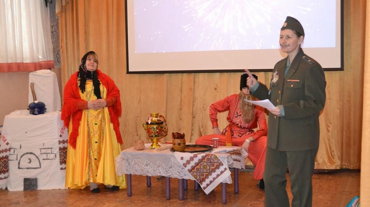 Педагоги детсада №123 Прикубанского округа показали детям спектакль по мотивам сказки «Каша из топора»