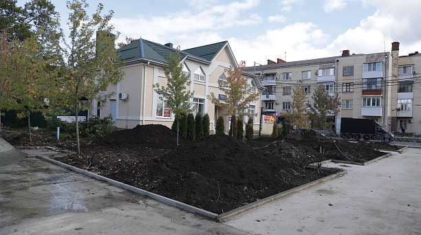 В Краснодаре продолжается благоустройство сквера Героев Отечества