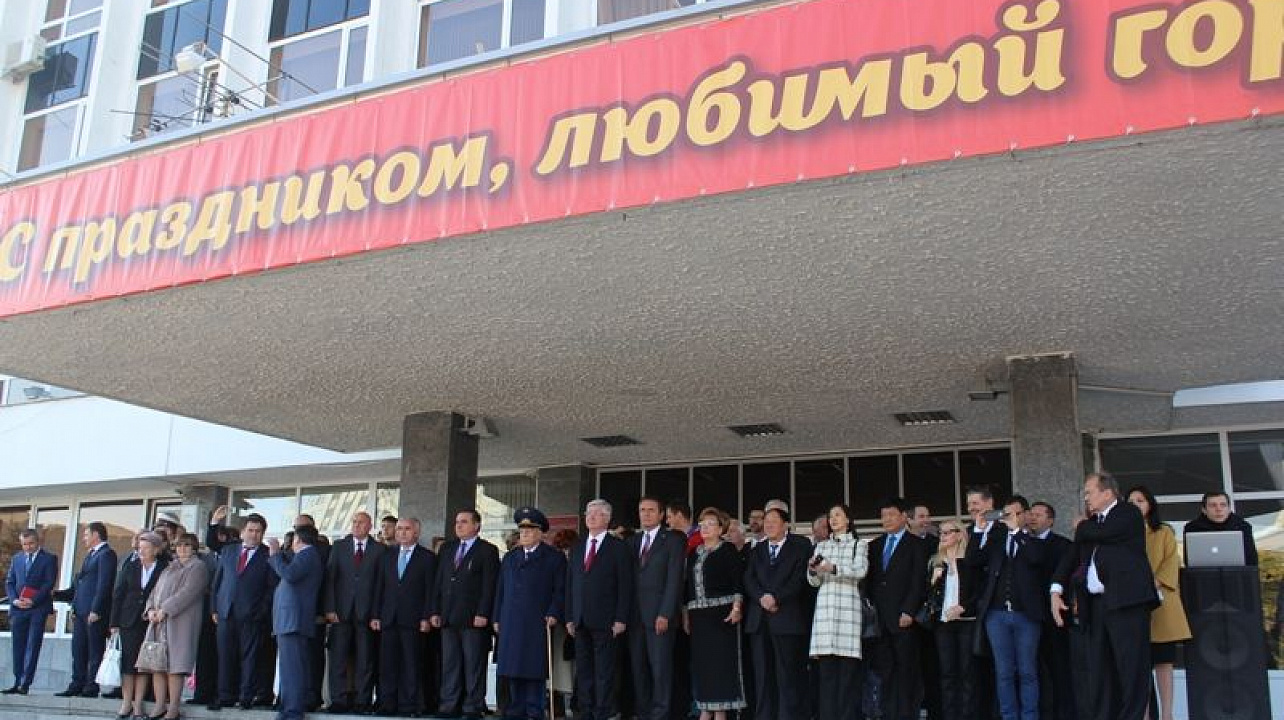 Жители Центрального округа приняли участие в торжественной церемонии поднятия флага