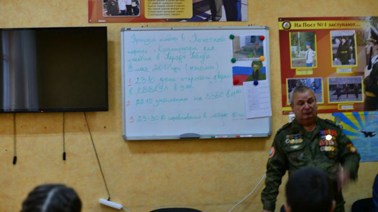 Ветеран-связист проводит урок Мужества.jpg