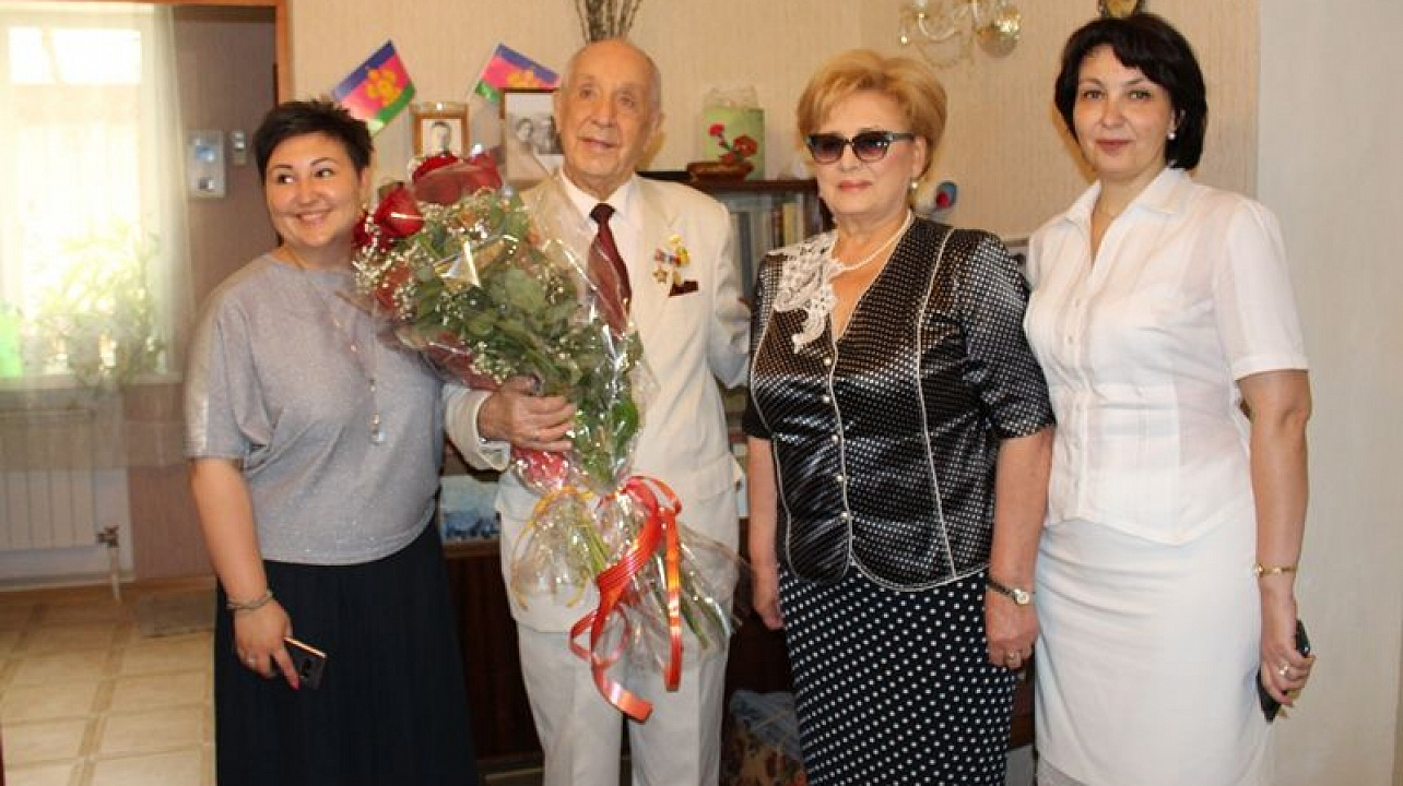 Сегодня заслуженному артисту РСФСР Владимиру Генину вручили знак «Почетный гражданин Краснодара»